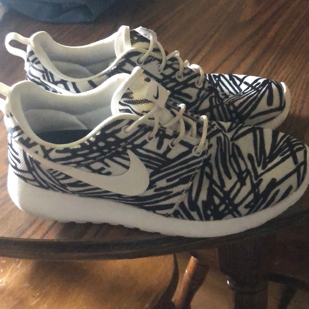 Nike Sz 7 Womens Sneakers